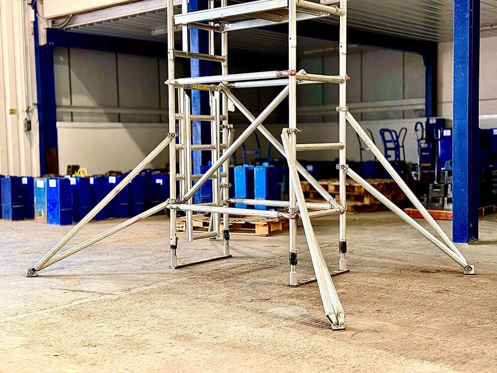 Aluminium-Scaffold-Tower-Hire-in-Warehouse